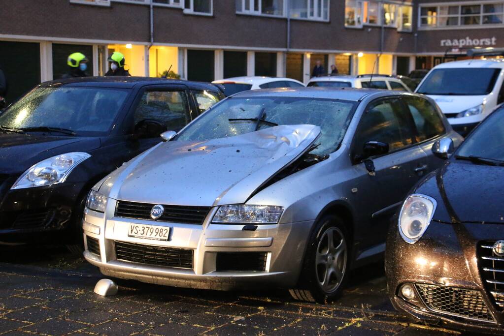Personenauto kapot door explosie onder motorkap