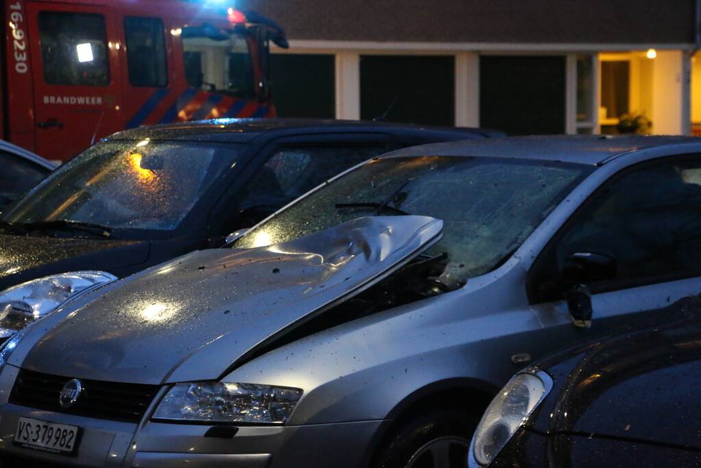 Personenauto kapot door explosie onder motorkap