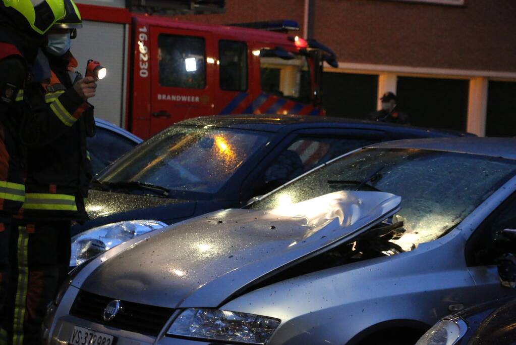 Personenauto kapot door explosie onder motorkap