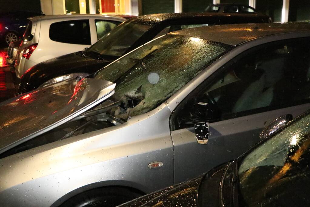 Personenauto kapot door explosie onder motorkap