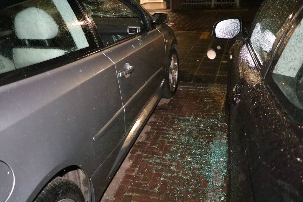 Personenauto kapot door explosie onder motorkap