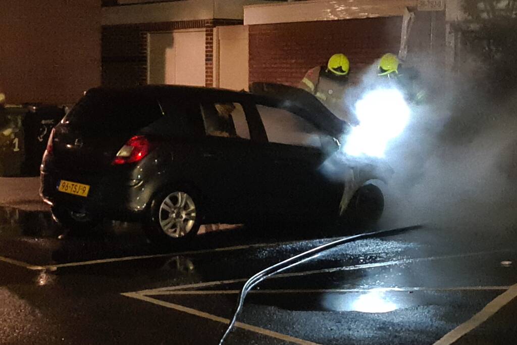 Brandweer blust autobrand