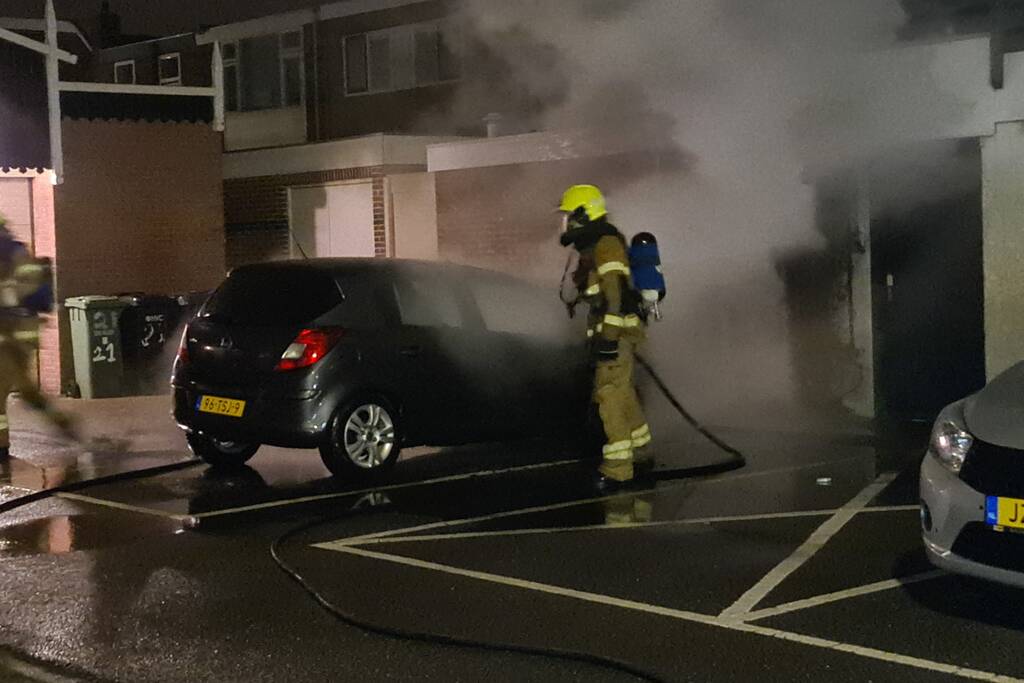 Brandweer blust autobrand