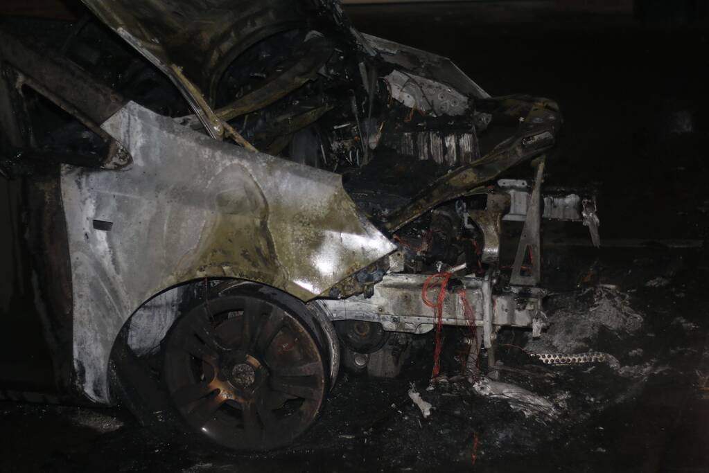 Brandweer blust autobrand