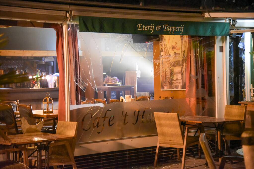 Café zwaar beschadigd door vuurwerkbom