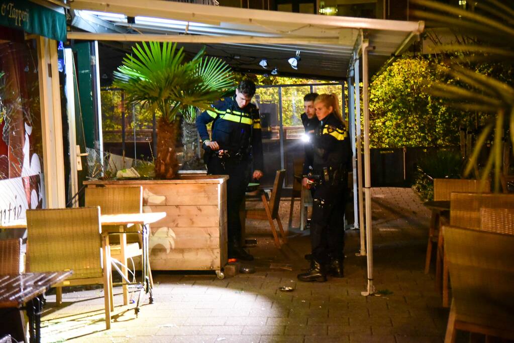 Café zwaar beschadigd door vuurwerkbom