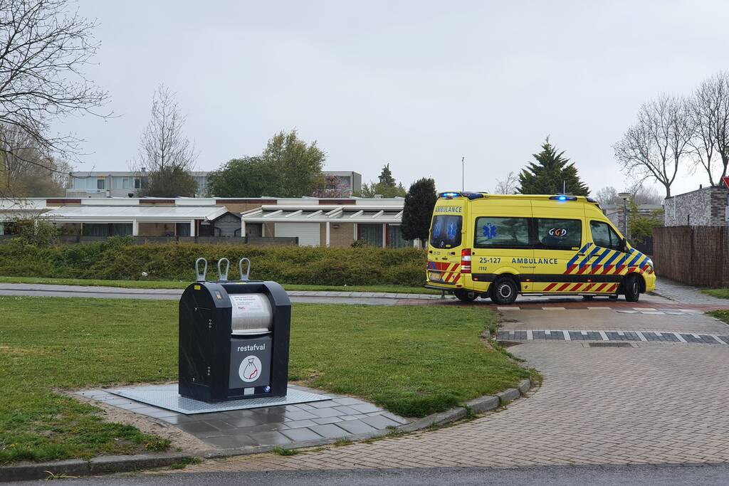 Man en vrouw gaan met scooter onderuit op fietsbrug
