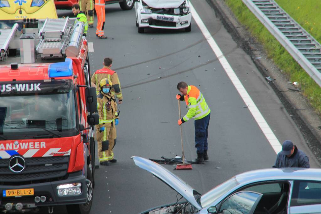 Verkeersopstopping na botsing op snelweg