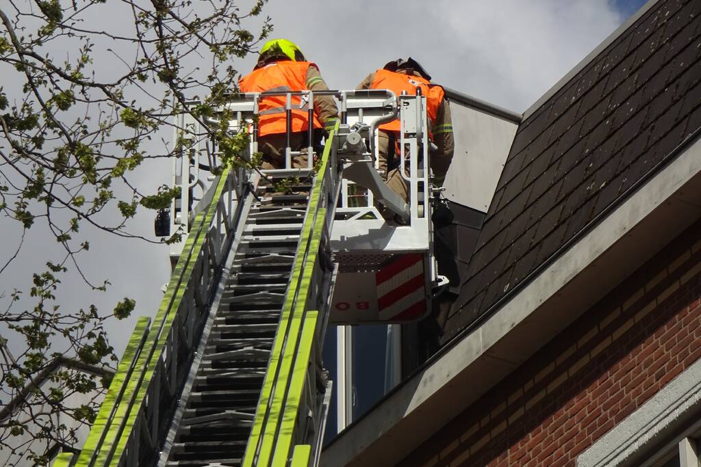 Brandweer haalt leien delen na benden