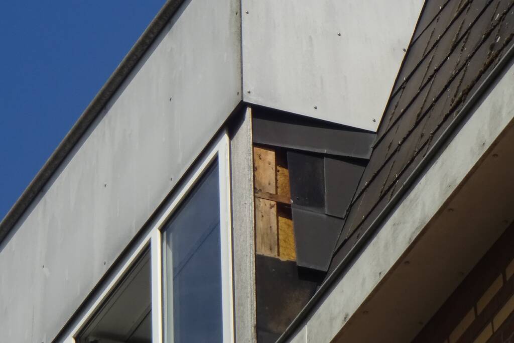 Brandweer haalt leien delen na benden