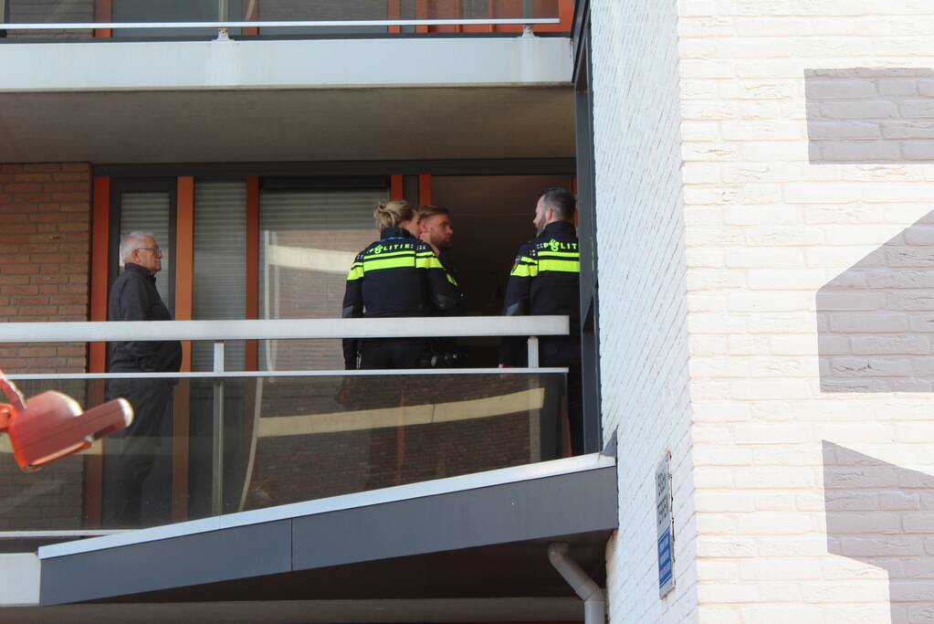Persoon nagekeken na keukenbrand