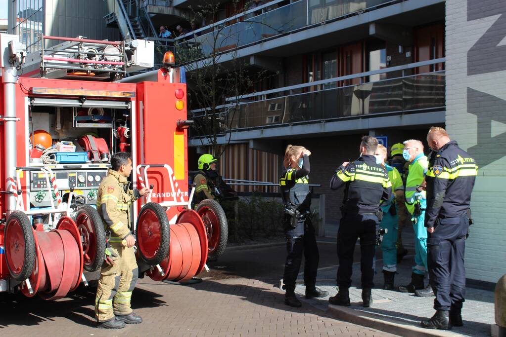 Persoon nagekeken na keukenbrand