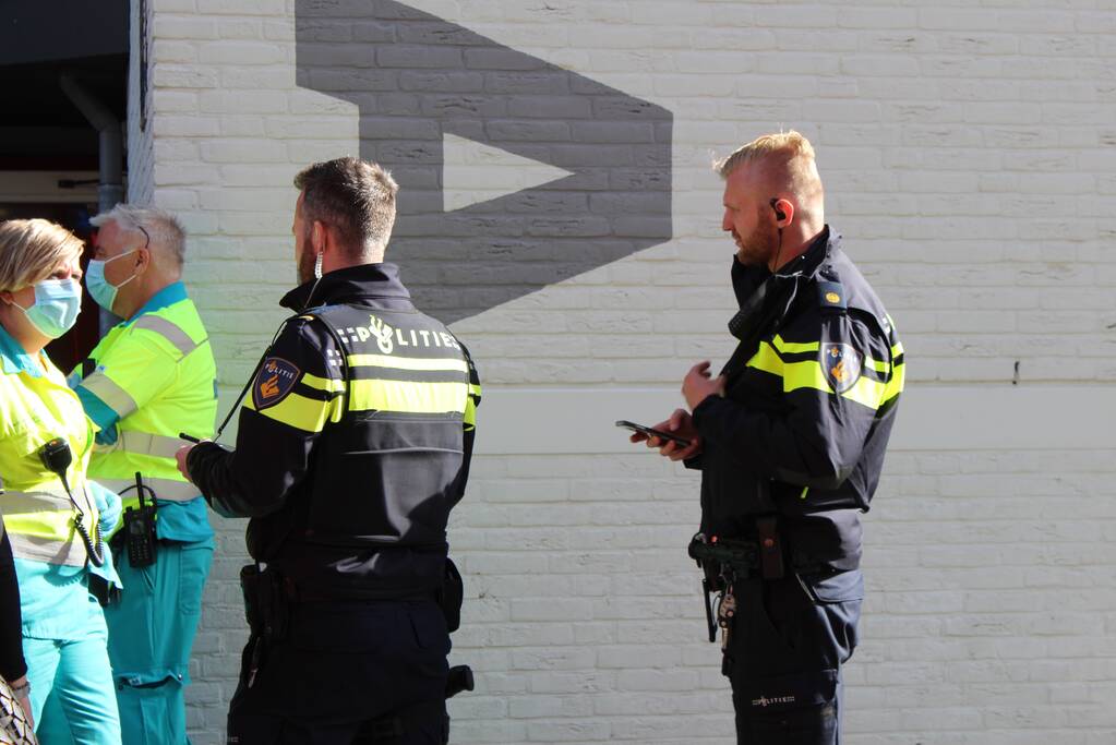 Persoon nagekeken na keukenbrand