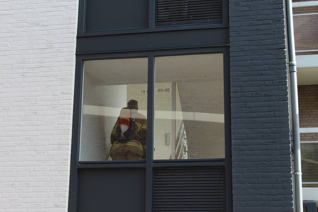 Persoon nagekeken na keukenbrand