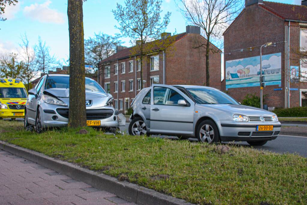 Auto botst op boom na ongeval
