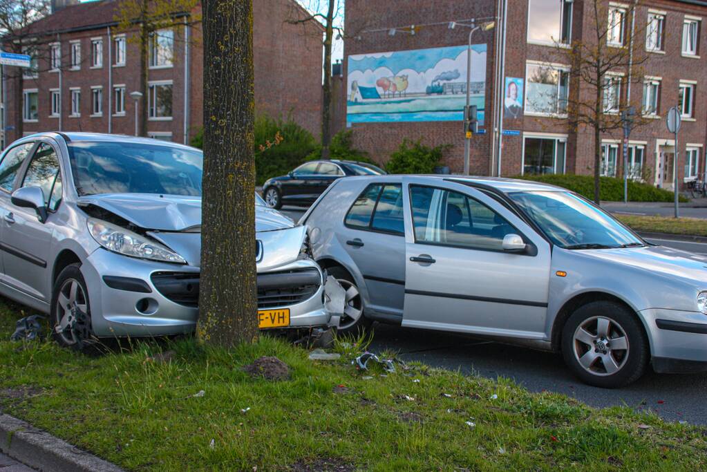 Auto botst op boom na ongeval