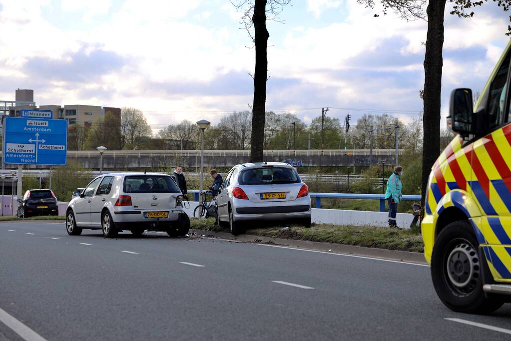 Auto botst op boom na ongeval