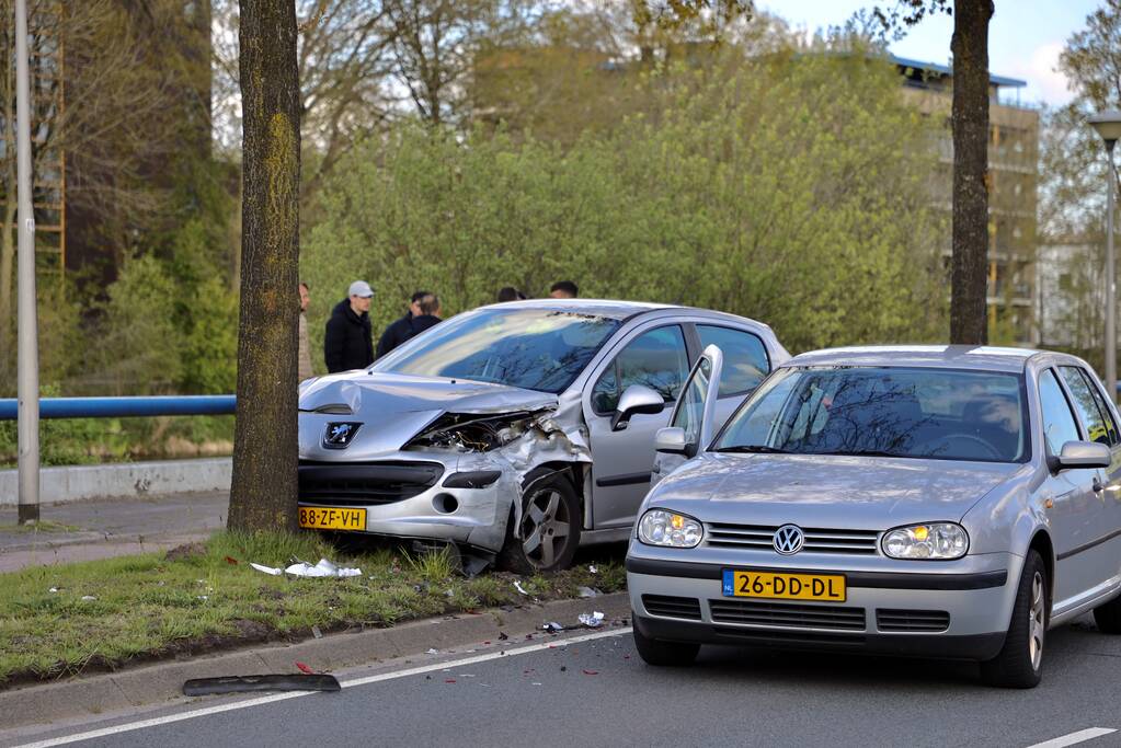 Auto botst op boom na ongeval