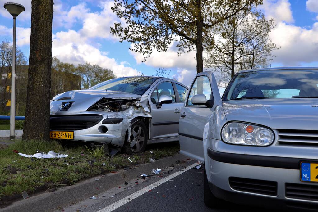 Auto botst op boom na ongeval
