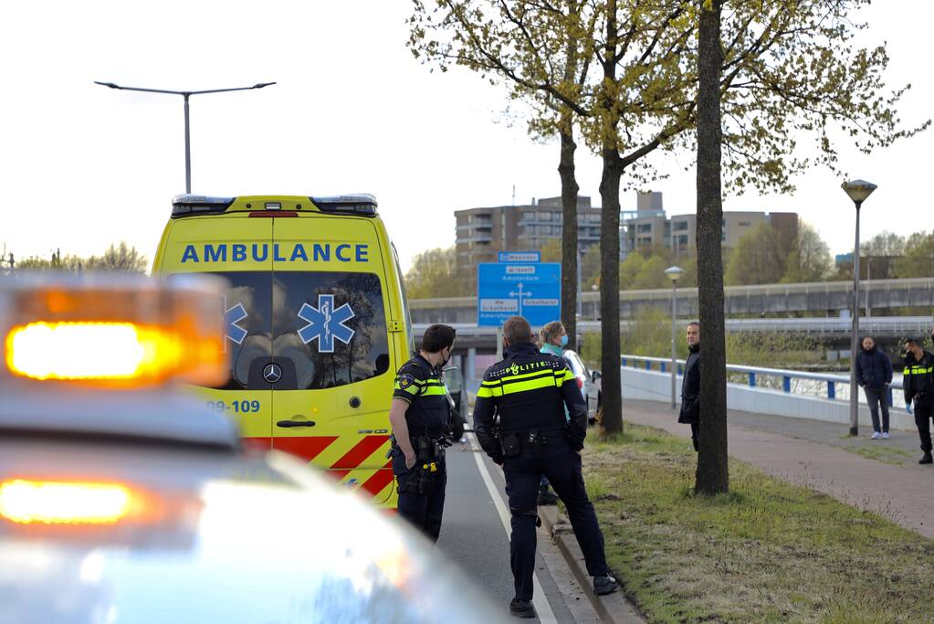 Auto botst op boom na ongeval