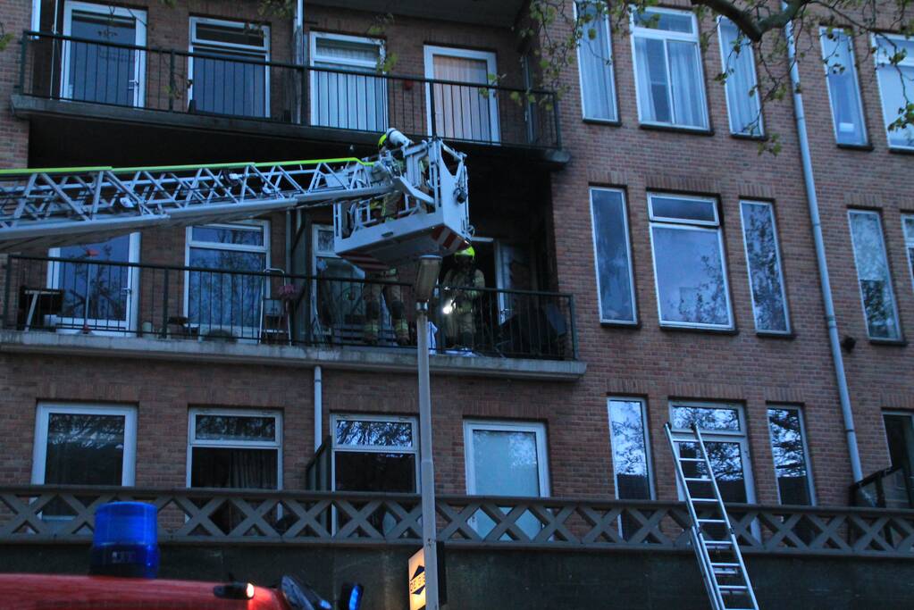 Uitslaande brand in portiekwoning