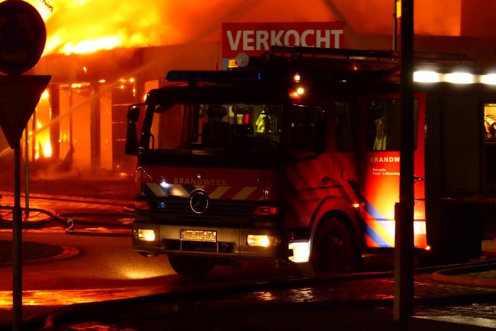 Zeer grote brand in leegstaand pand