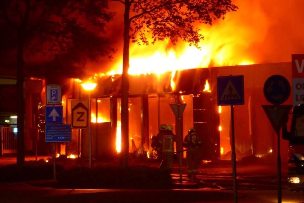 Zeer grote brand in leegstaand pand