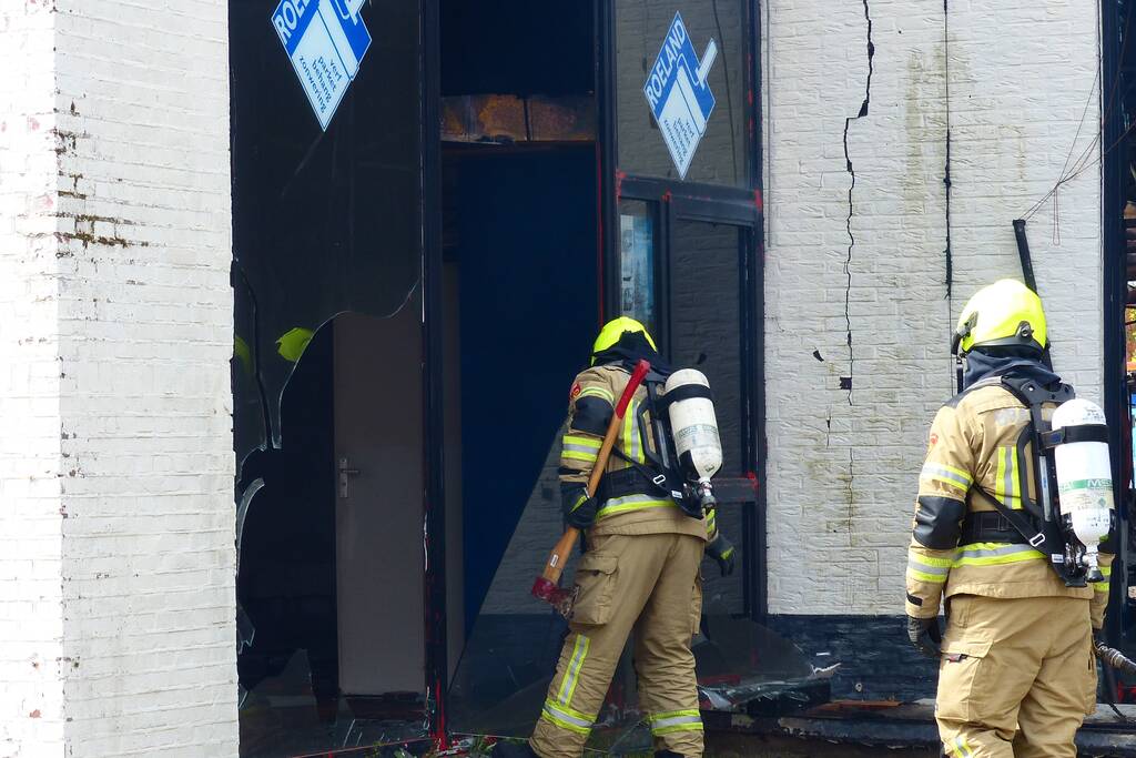 Enorme ravage na zeer grote brand voormalige Renault-garage