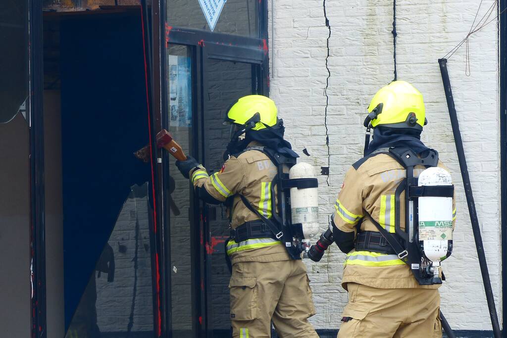 Enorme ravage na zeer grote brand voormalige Renault-garage