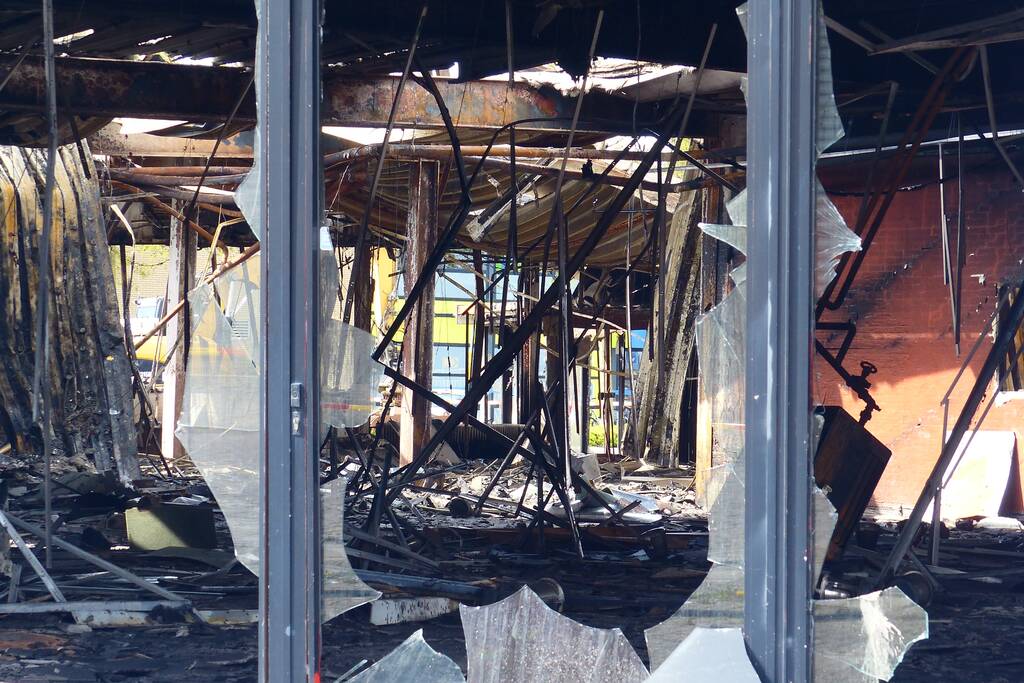 Enorme ravage na zeer grote brand voormalige Renault-garage