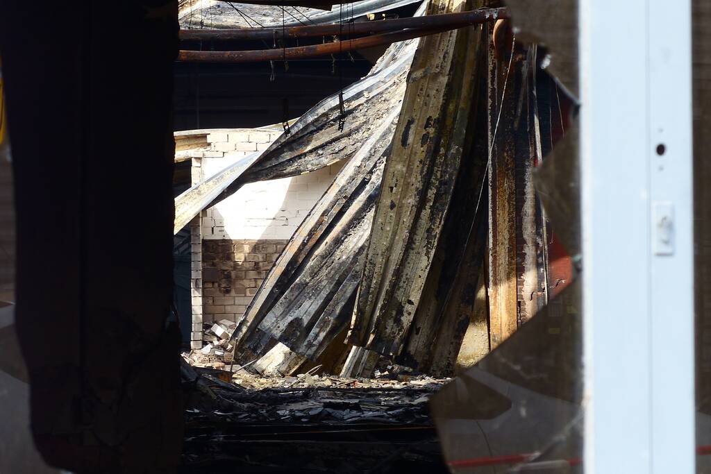 Enorme ravage na zeer grote brand voormalige Renault-garage