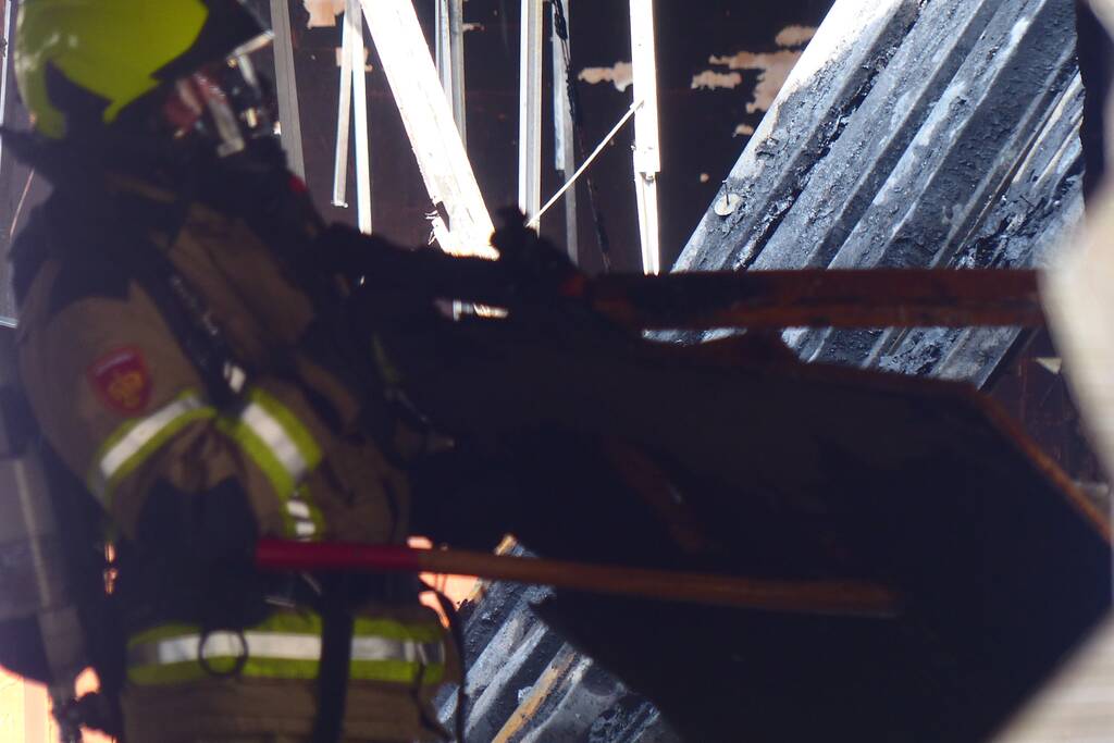 Enorme ravage na zeer grote brand voormalige Renault-garage