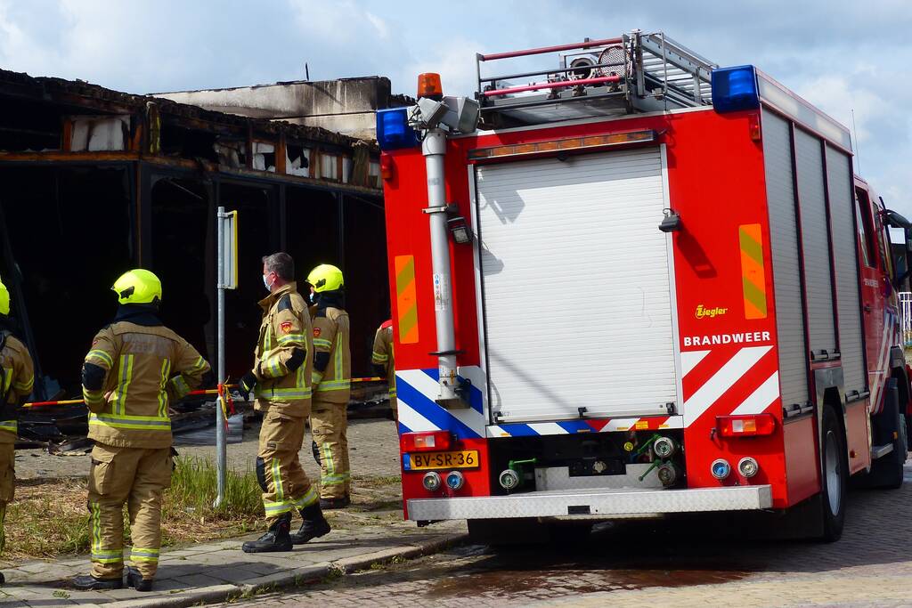 Enorme ravage na zeer grote brand voormalige Renault-garage