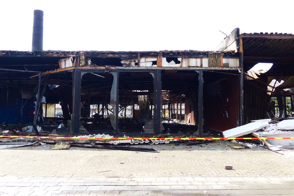 Enorme ravage na zeer grote brand voormalige Renault-garage