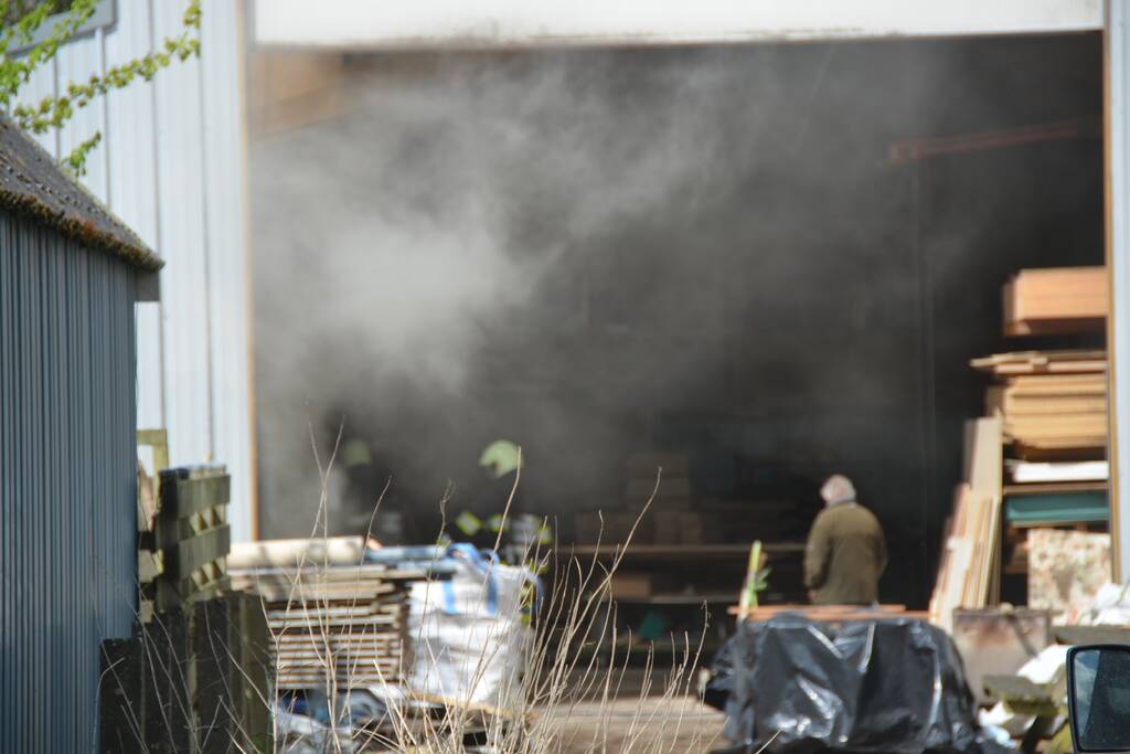 Veel rook in loods bij Kooistra Interieurbouw