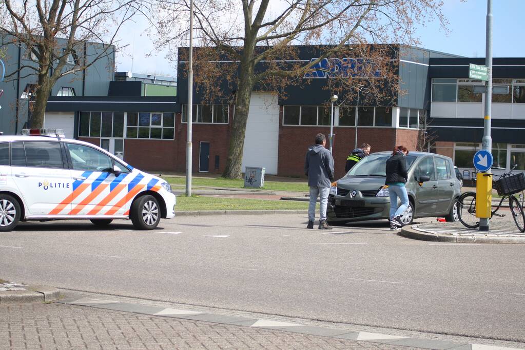 Twee auto's botsen op kruising