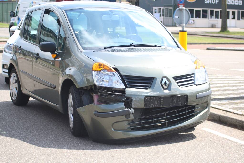 Twee auto's botsen op kruising