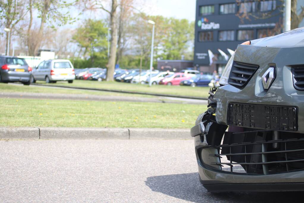 Twee auto's botsen op kruising