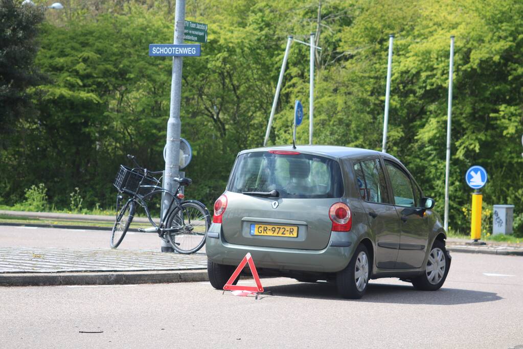 Twee auto's botsen op kruising