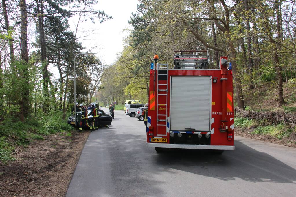 Dronken bestuurder knalt op lantaarnpaal