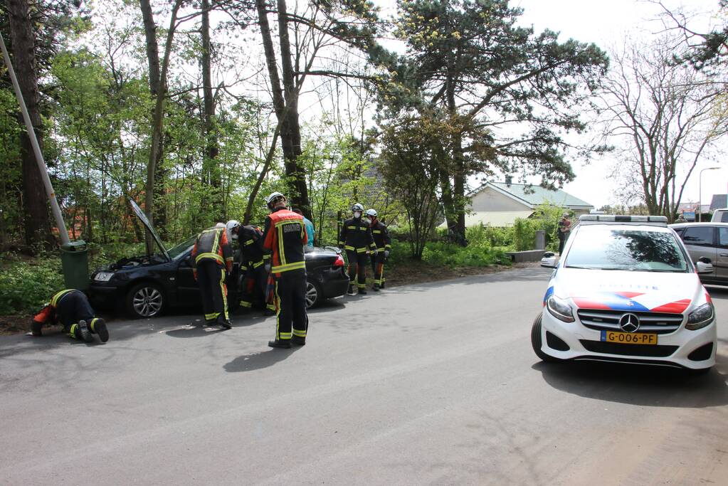 Dronken bestuurder knalt op lantaarnpaal