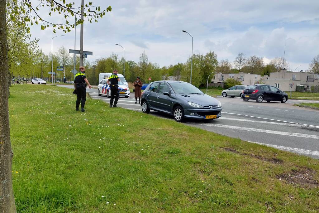 Brandweer doet onderzoek naar brand in auto