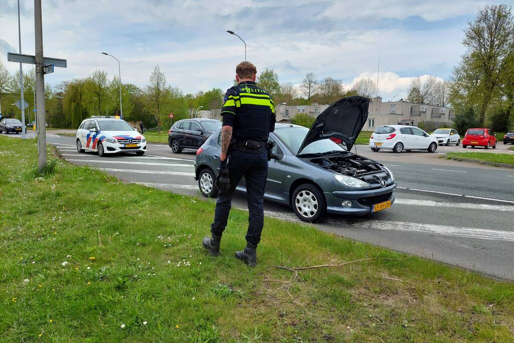 Brandweer doet onderzoek naar brand in auto