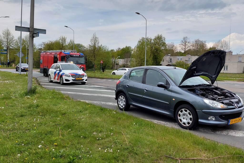 Brandweer doet onderzoek naar brand in auto