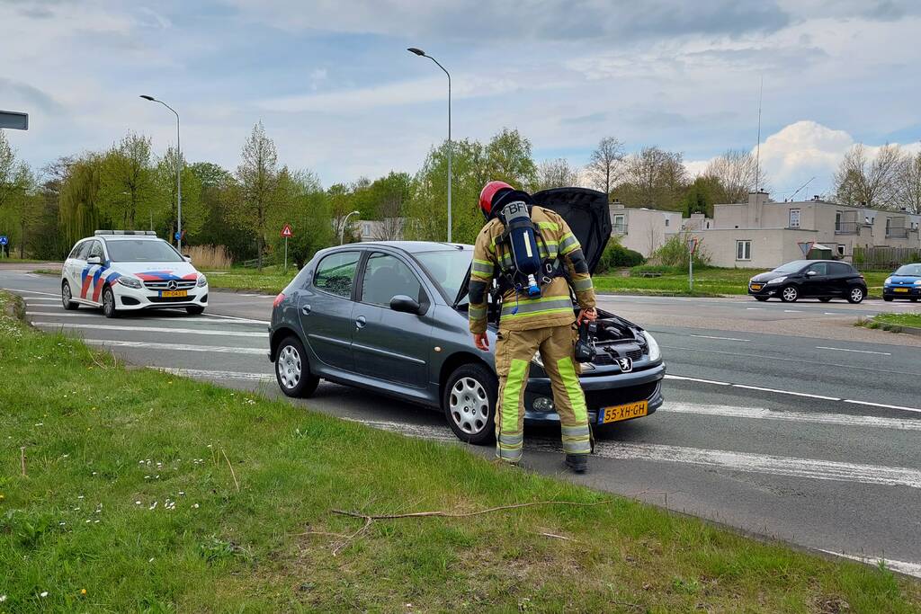 Brandweer doet onderzoek naar brand in auto