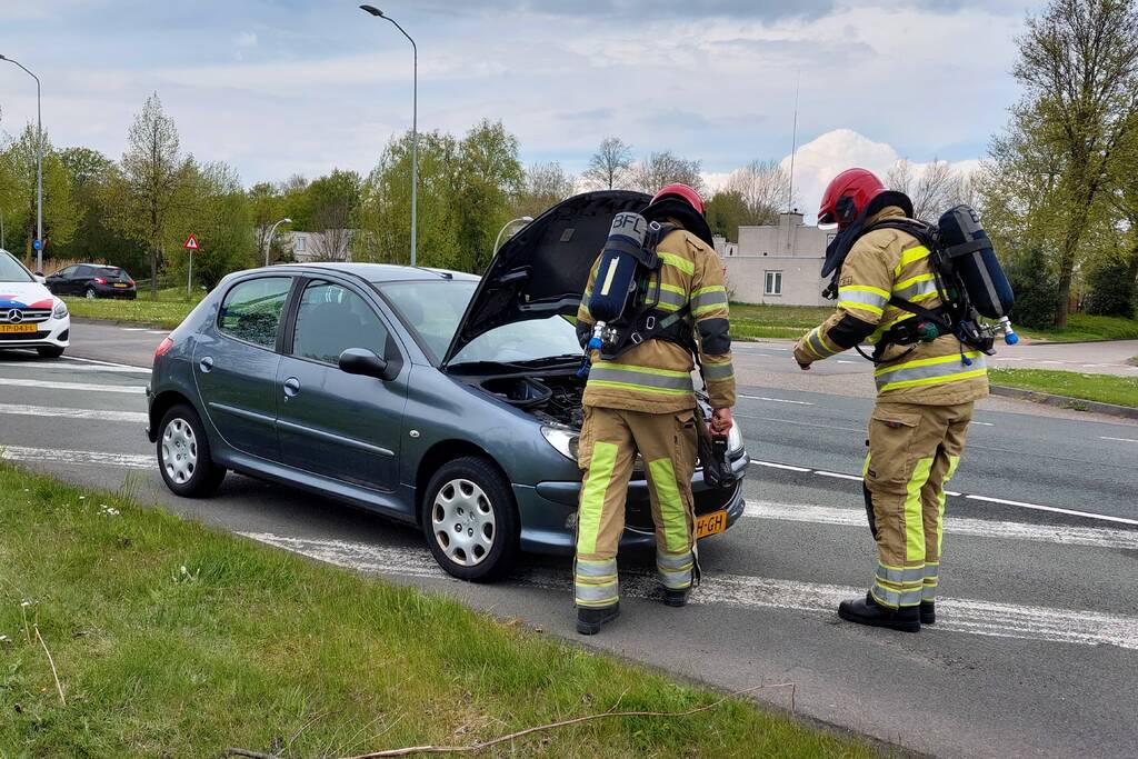Brandweer doet onderzoek naar brand in auto