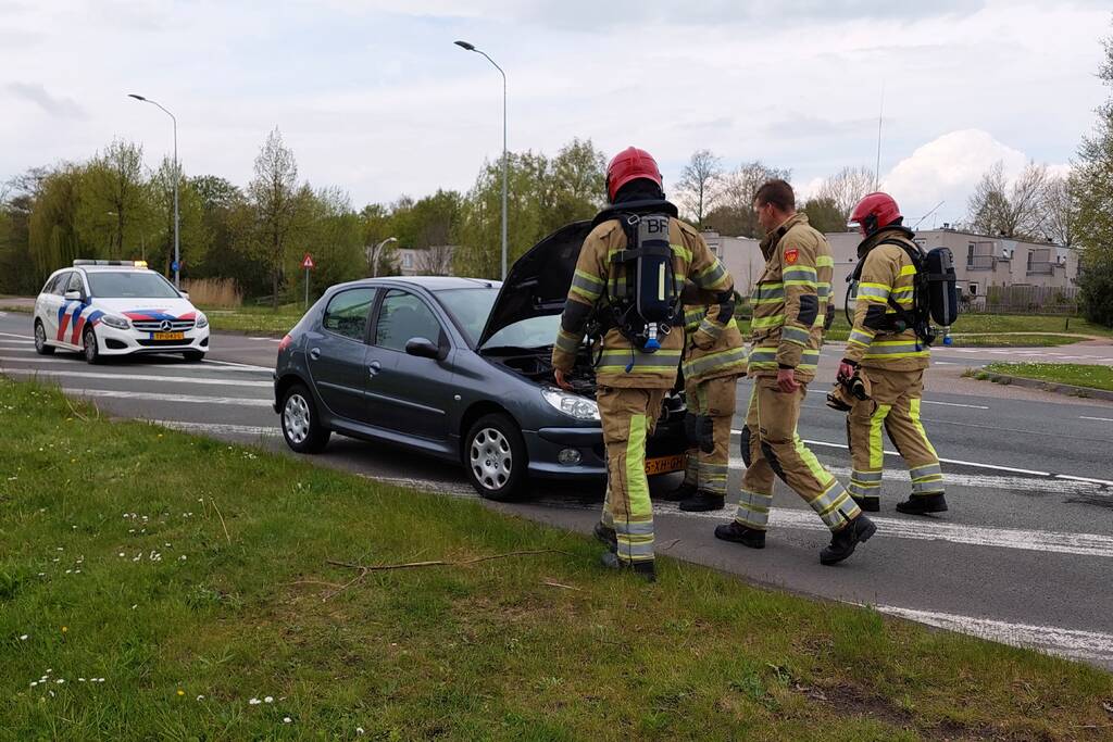 Brandweer doet onderzoek naar brand in auto