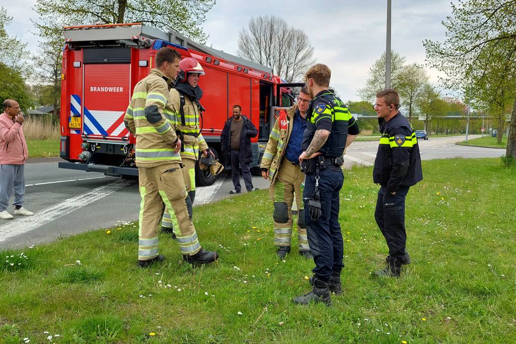 Brandweer doet onderzoek naar brand in auto