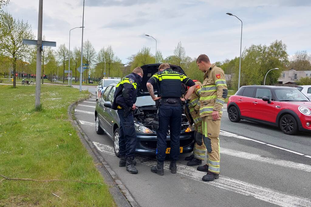 Brandweer doet onderzoek naar brand in auto