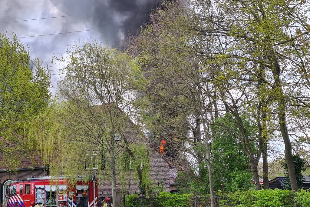 Grote rookwolken bij brand in schuur